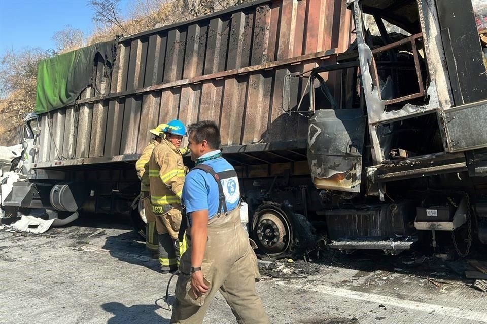 Con diversos golpes y quemaduras murió el conductor de un vehículo pesado la mañana de este martes en el Macrolibramiento, en Tlajomulco.