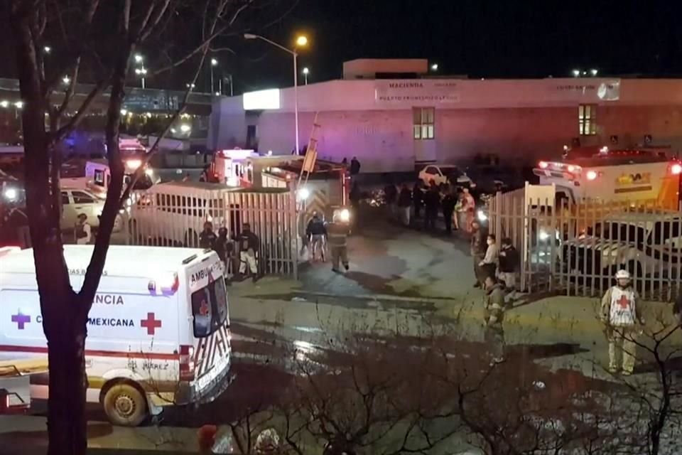 Esta imagen extraída de un video muestra ambulancias y equipos de emergencias ante un centro migratorio en Ciudad Juárez, México.