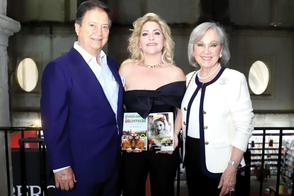 Eduardo García y Catalina Sada con su hija, Fernanda García Sada, durante la presentación de su obra.