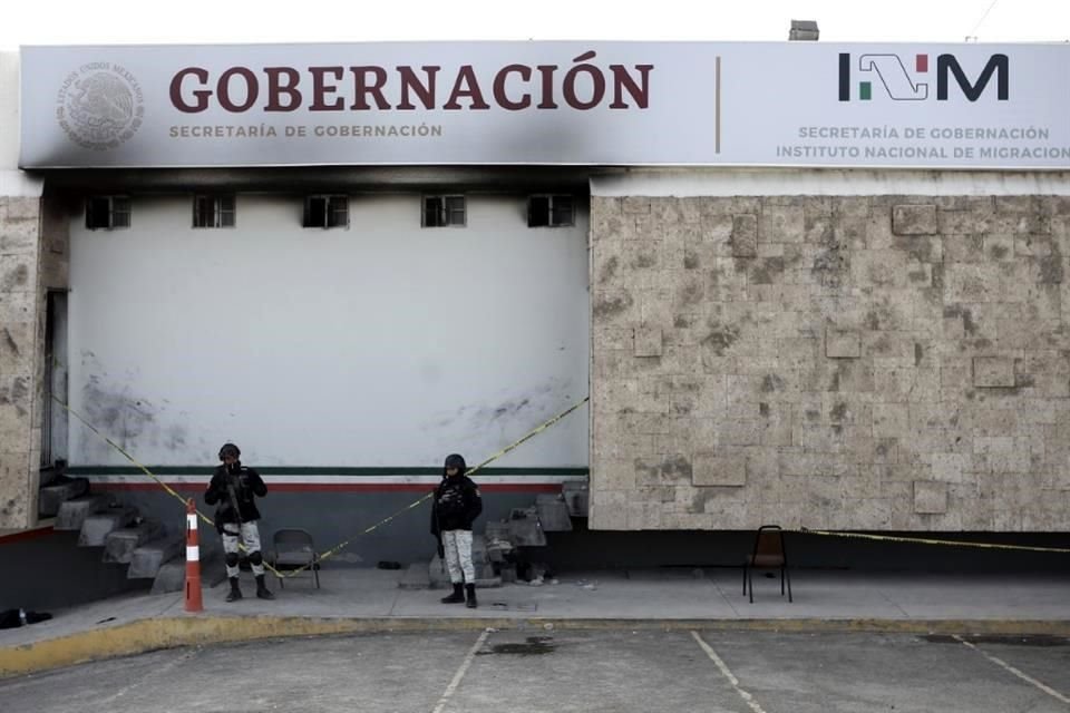 La Policía hace guardia frente a un centro de detención de migrantes en Ciudad Juárez, Chihuahua.