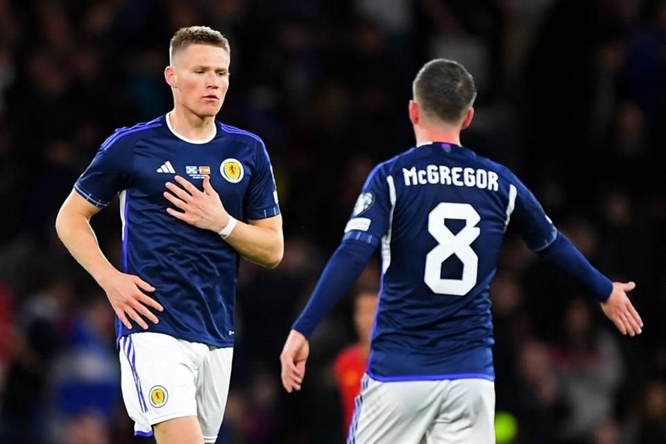 Scott McTominay (izq.) marcó los dos goles para el cuadro británico.
