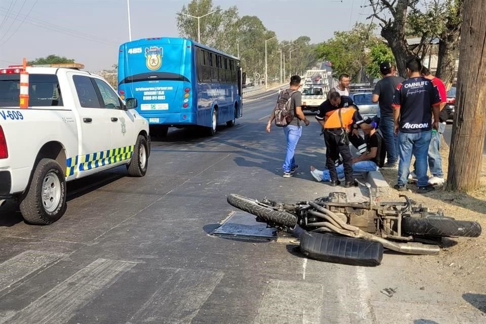 El conductor de un camión chocó contra un motociclista, quien resultó herido en la Colonia Experiencia; se registró caos vial en Periférico.