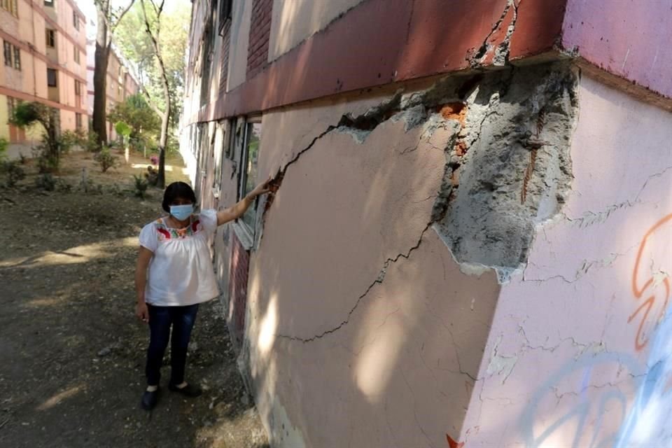 Cuatro de los 12 edificios de la Unidad Pantaco, en Azcapotzalco, están catalogados con un alto riesgo de colapso. A pesar de esto, no han sido tomados en cuenta para la reconstrucción.