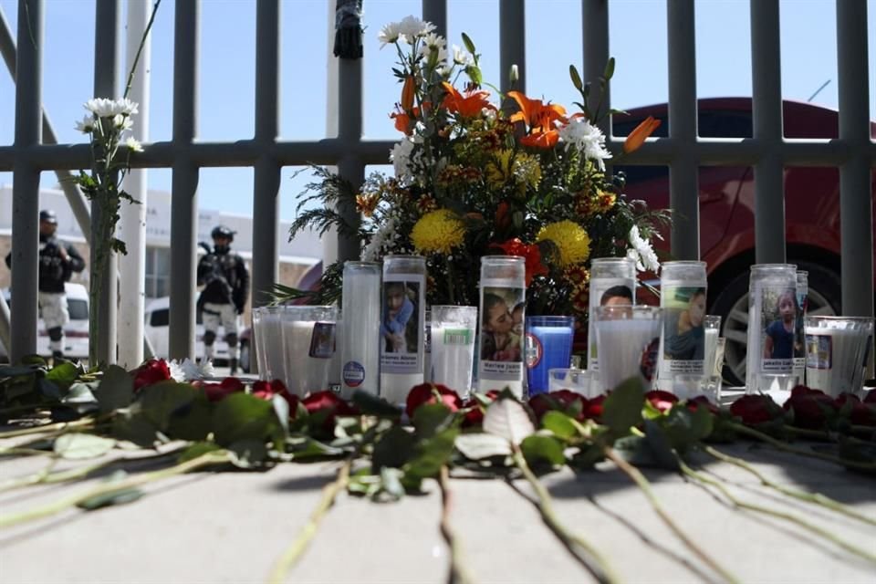 Un altar colocado afuera de un centro de detención de migrantes en Ciudad Juárez, Chihuhua.