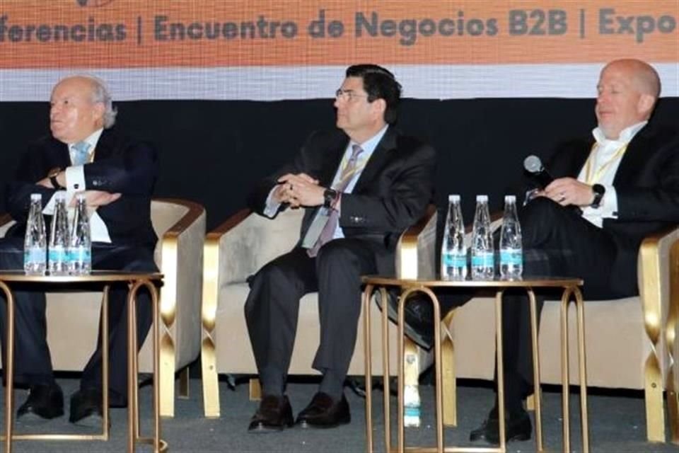 César Cadena (de izq. a der.), del Cluster Energético de NL; Roger González, de Grupo Protexa, y Warren Levy, de Grupo Jaguar, en el Sexto Encuentro Energético.