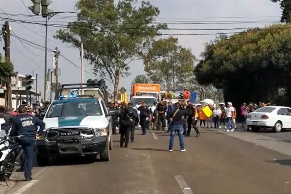 Personas bloquearon la México-Cuernavaca para exigir justicia por un bebé que fue golpeado presuntamente por la maestra de una guardería.