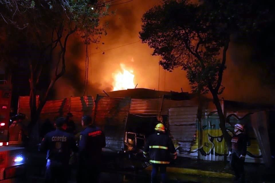 El incendio se registró anoche en Juan Aldama y Carlos J. Meneses, en la Colonia Buenavista, a unos metros del edificio de la Alcaldía Cuauhtémoc