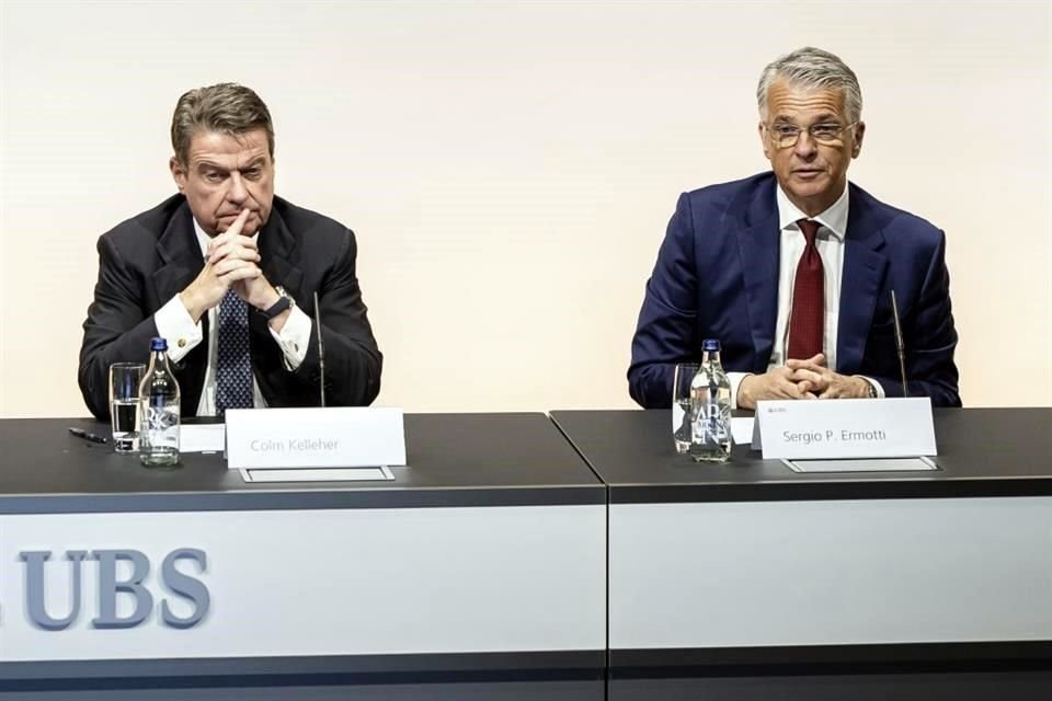 Sergio Ermotti (Der.), nuevo director ejecutivo de UBS, y el presidente del banco, Colm Kelleher.