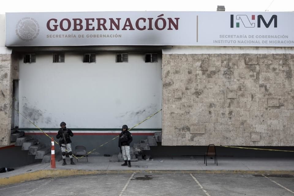 Sede del INM en Ciudad Juárez quemada tras el incendio donde murieron 40 migrantes en marzo del año pasado.