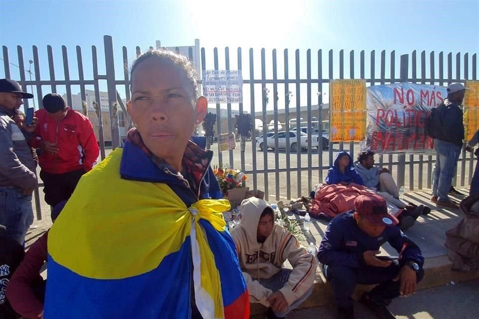 Migrantes colocaron casas de campaña y extendieron protesta a las afueras de estación de INM en Cd. Juárez para exigir informes de víctimas.