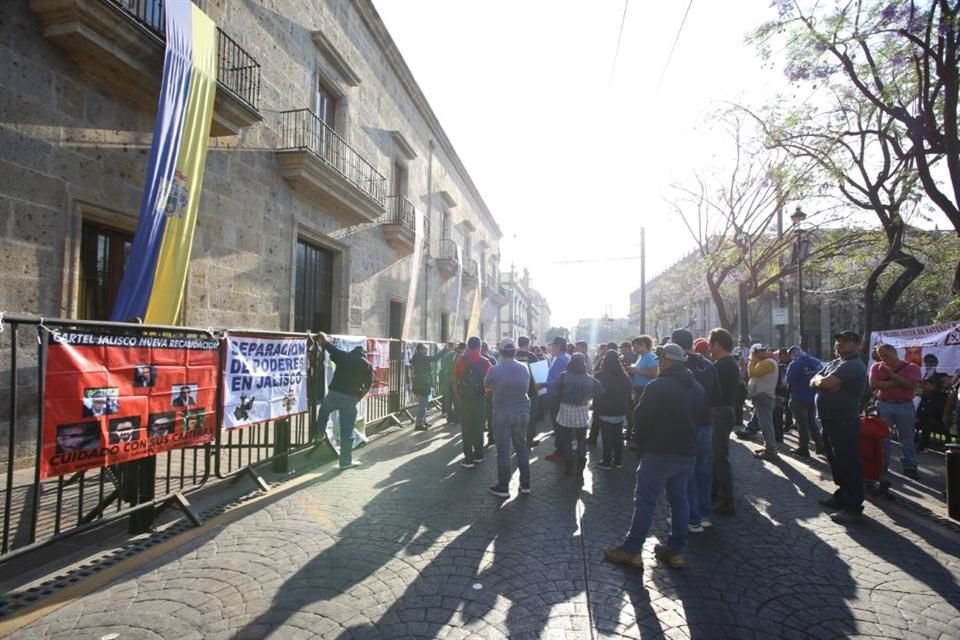 Cerca de las 13:00 la mayoría de los manifestantes comenzó a retirarse del Palacio Legislativo, luego de haber entablado diálogo con la legisladora morenista Claudia García.