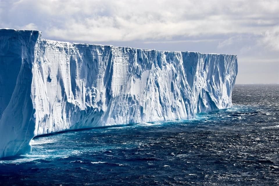 El derretimiento del hielo de la Antártida podría ralentizar la circulación de corrientes oceánicas e impactar a los ecosistemas marinos.