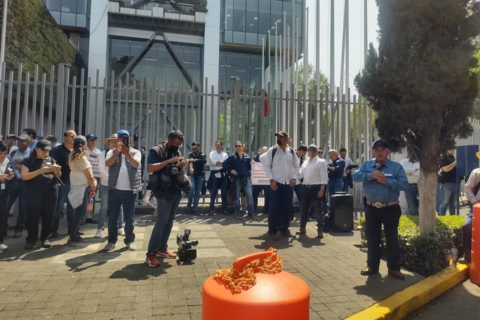 Frente a la dependencia cerca de 250 representantes de productores de cerdo piden ser recibidos.