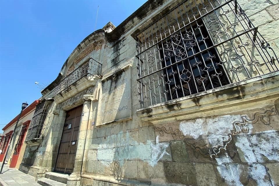 La fachada del Museo de Arte Prehispánico Rufino Tamayo luce descuidada; permanece cerrado desde 2020.