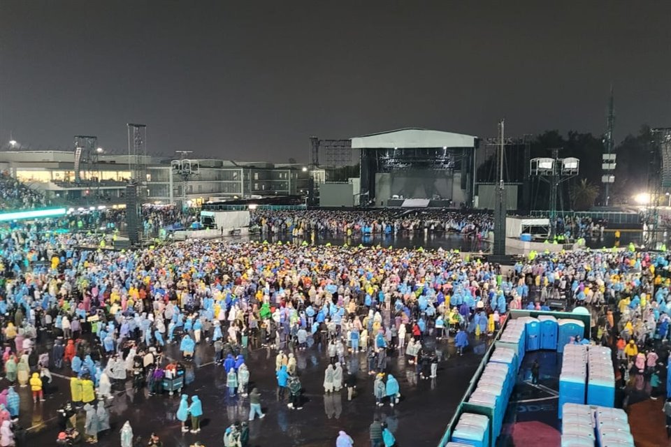 Billie Eilish canceló su concierto en el Foro Sol por la lluvia en la CDMX, pero agradeció al público e interpretó algunas canciones acústicas