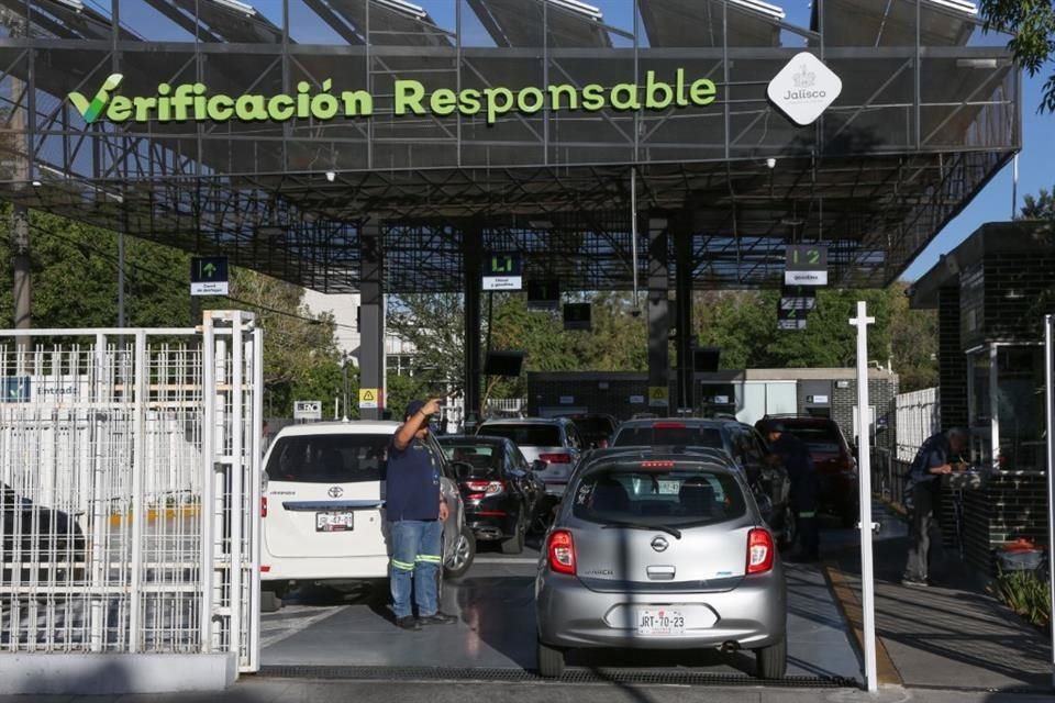 Los primeros 26 días de marzo, ya con operativos para detectar omisos, la verificación vehicular creció a 63 mil 112 automovilistas.