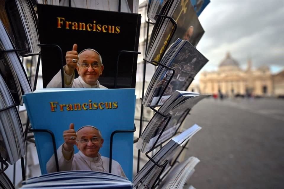 La salud del Papa Francisco está mejorando, informó Vaticano.