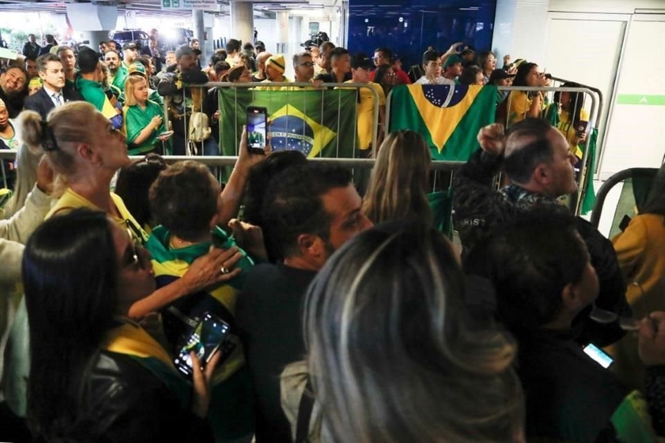 Partidarios del ex Presidente brasileño Jair Bolsonaro esperan su llegada al aeropuerto Juscelino Kubitschek de Brasilia.