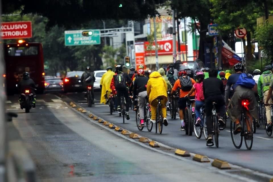 En este #DíaMundialDeLaBicicleta, unos 60 pedalistas salieron de Insurgentes y Álvaro Obregón, con dirección al sur, al grito de ¡ni una más, ni una más, ni una bici blanca más!.