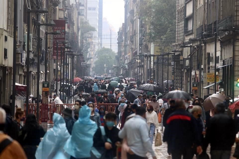 Ayer, aún sin cambio de semáforo, el Centro lució atiborrado.