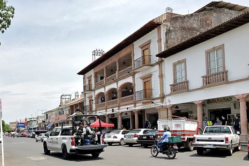 Elementos de la Guardia Nacional realizaron ayer patrullajes en Apazingán, Michoacán.