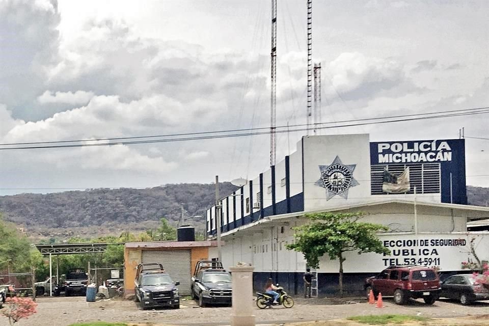 El cuartel de la Policía de Michoacán en Apatzingán figura con patrullas desvencijadas.