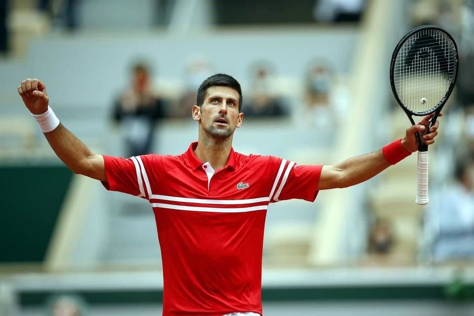 Novak Djokovic suma ya 12 años en fila avanzando a cuarta ronda en París.