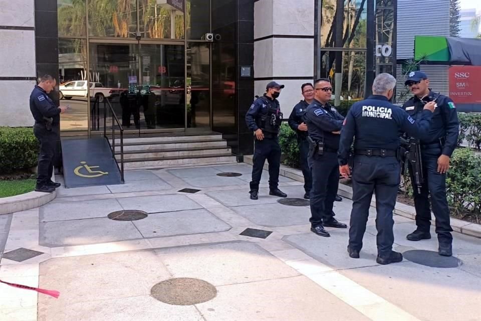 Un hombre con actitud sospechosa en una sucursal bancaria fue detenido; intentó sobornar con 400 mil pesos a policías.