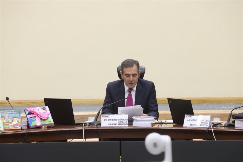  El presidente de INE, Lorenzo Córdova y los consejeros Adriana Favela, Ciro Murayama y José Roberto Ruiz se despidieron del Consejo General.