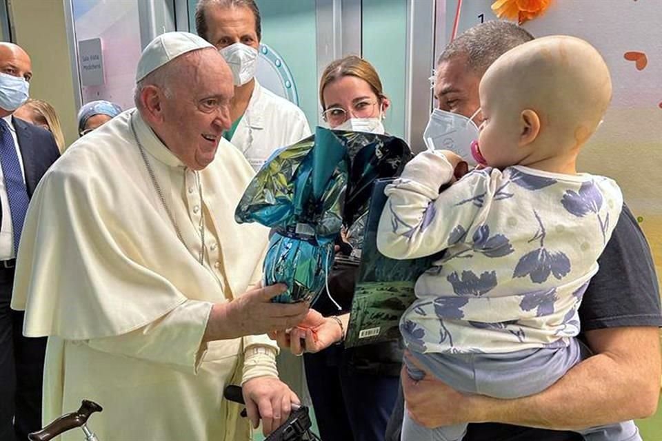 El Papa Francisco visitó a niños enfermos antes de ser dado de alta el sábado.