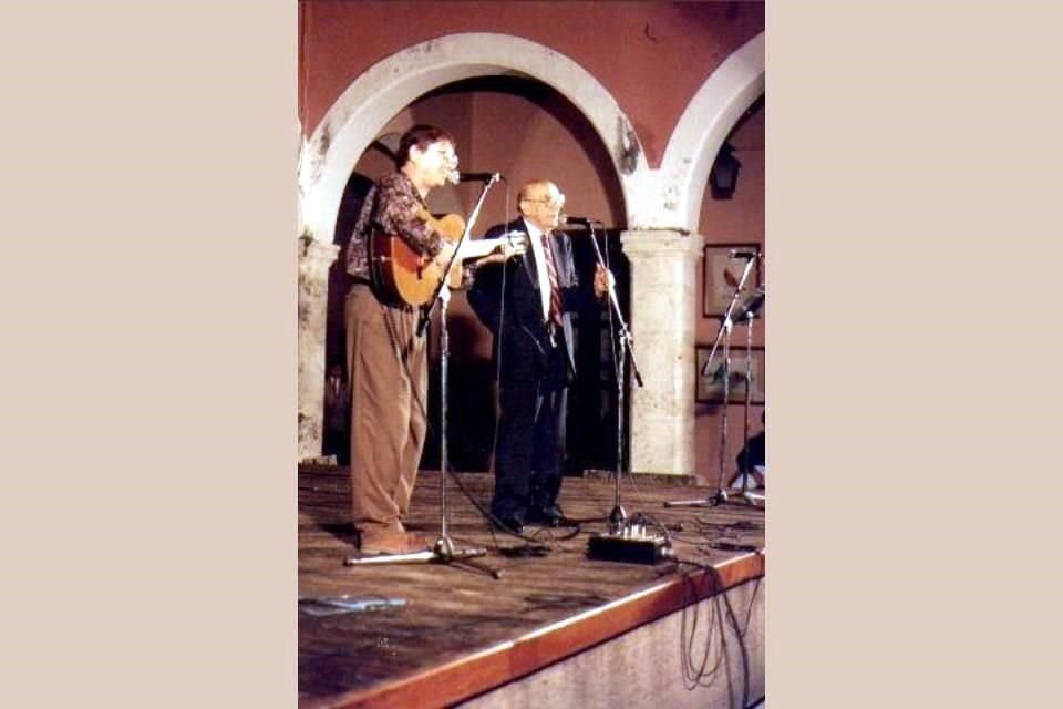 En 50 años de trayectoria, Jorge Buenfil ha compartido escenario con grandes de la música como Pastor Cervera, considerado el último bohemio de la trova yucateca; para Buenfil, un mentor.