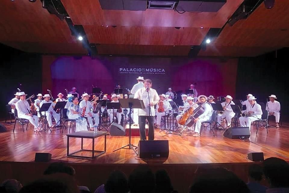 El pasado 12 de marzo, Jorge Buenfil festejó en el Palacio de la Música de Mérida 50 años de trayectoria artística.