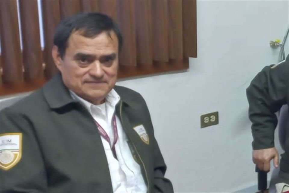 Delegado INM Chihuahua (izquierda) fue llamado a declarar ante FGR.