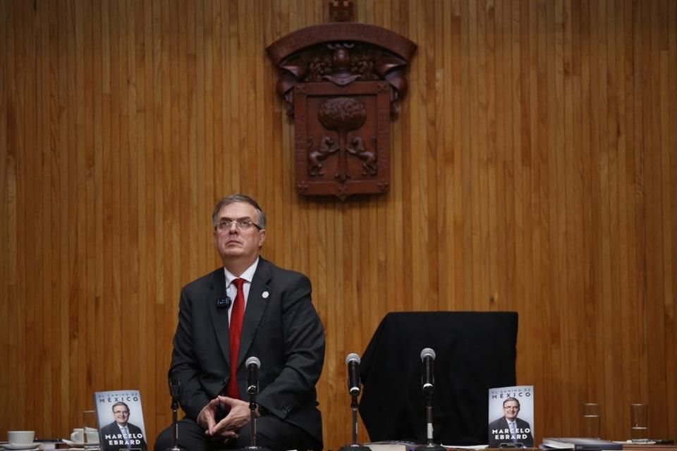 Marcelo Ebrard en el Paraninfo Enrique Díaz de León para la presentación de su libro 'El Camino de México'.