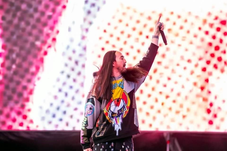 El DJ Steve Aoki incluyó sencillos de artistas nacionales y latinos, como Bad Bunny, Molotov, Farruko, Natanael Cano, Tini y hasta Daddy Yankee.