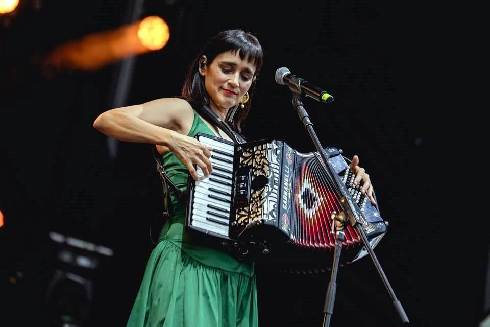 Julieta Venegas, quien lució un vestido largo color verde bandera, deleitó con el sonido del piano y un acordeón.