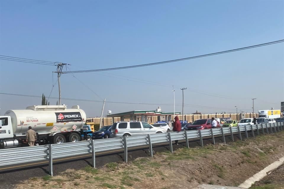 En la autopista hacia Pachuca, el cierre se registró a la altura de la caseta Ojo de Agua.