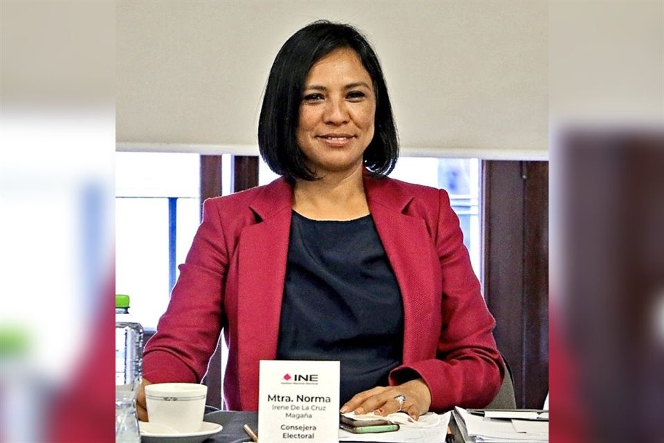 Ex asesores de consejera Norma de la Cruz Magaña denunciaron que, durante años, la funcionaria les quitó dinero para transferirlo a su mamá.