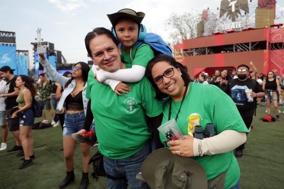 Una pareja con todo y su hijo no se quiso quedarse en casa y disfrutó de las presentaciones.