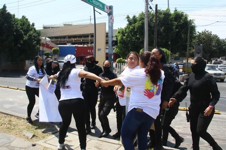 Elementos de la Fiscalía llegaron al lugar donde se realizaba la manifestación por la desaparición de los hijos de Azulema.