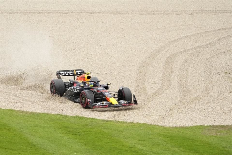 El auto de Checo quedó en la grava.