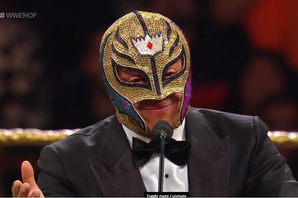 En una noche de aplausos, lágrimas, pero también con el desaire de su hijo Dominik, el mexicano Rey Mysterio entró al Salón de la Fama WWE.