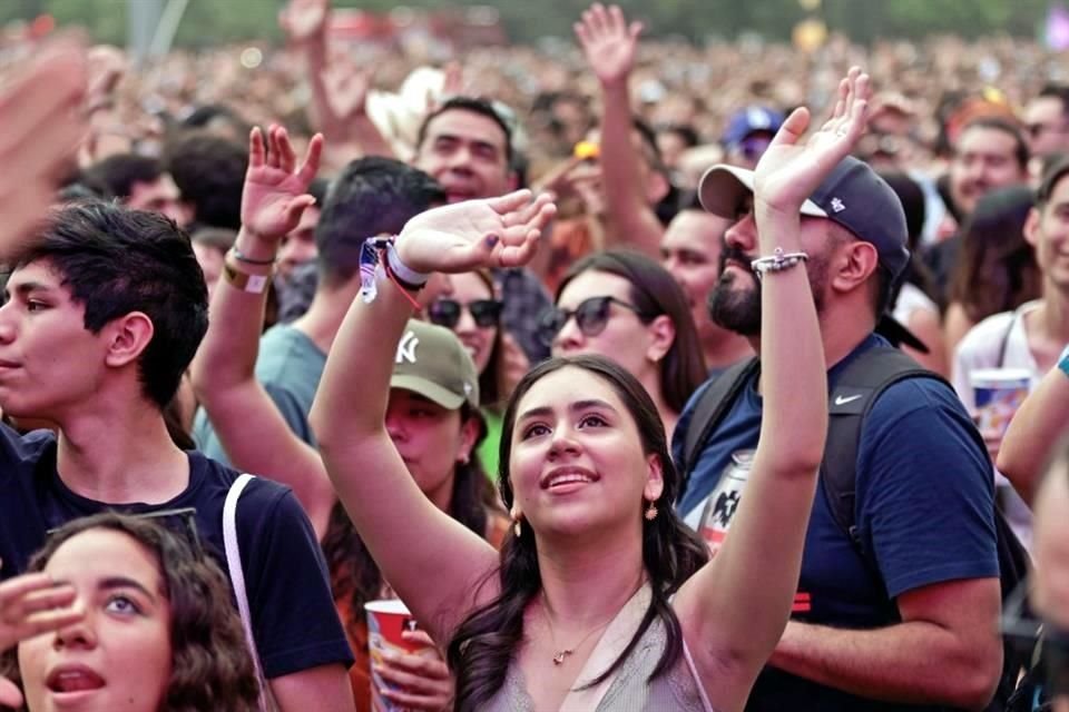 Miles de asistentes disfrutan el ambiente en el festival Pa'l Norte.