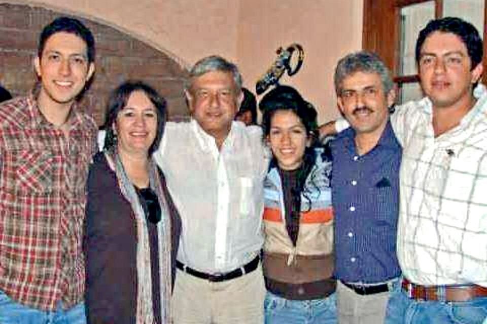 Pablo Taddei, director de la empresa LitioMx; Guadalupe Taddei, presidenta del INE; AMLO; Ivana Celeste Taddei, diputada local de Morena en Sonora, y Jorge Taddei, 'superdelegado' de la 4T.