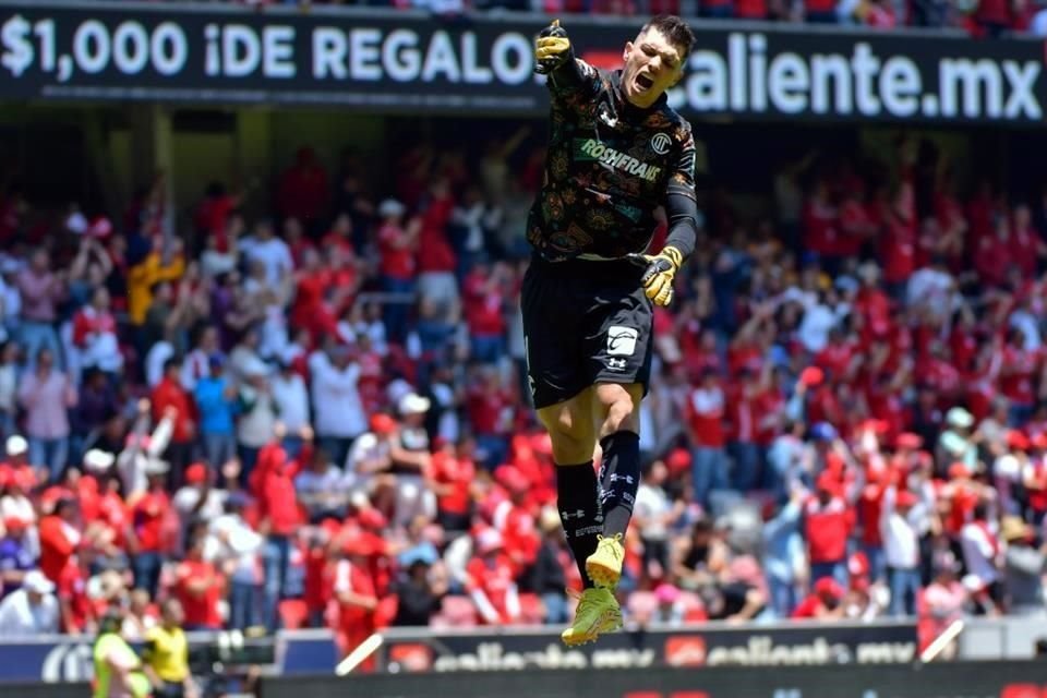 El festejo de Tiago Volpi en uno de los goles del Toluca.