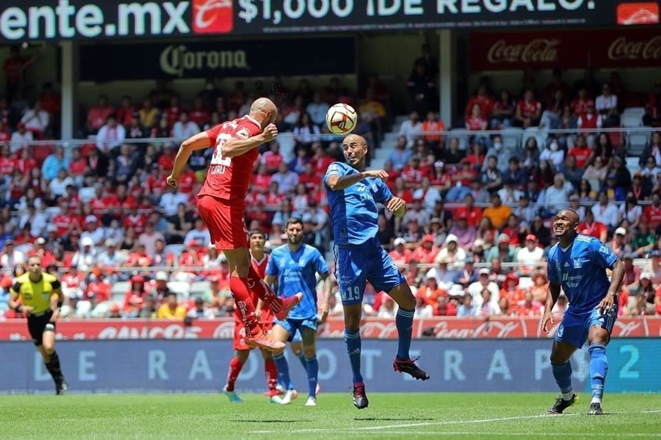 Así definió González de cabeza para su primer gol de la tarde.
