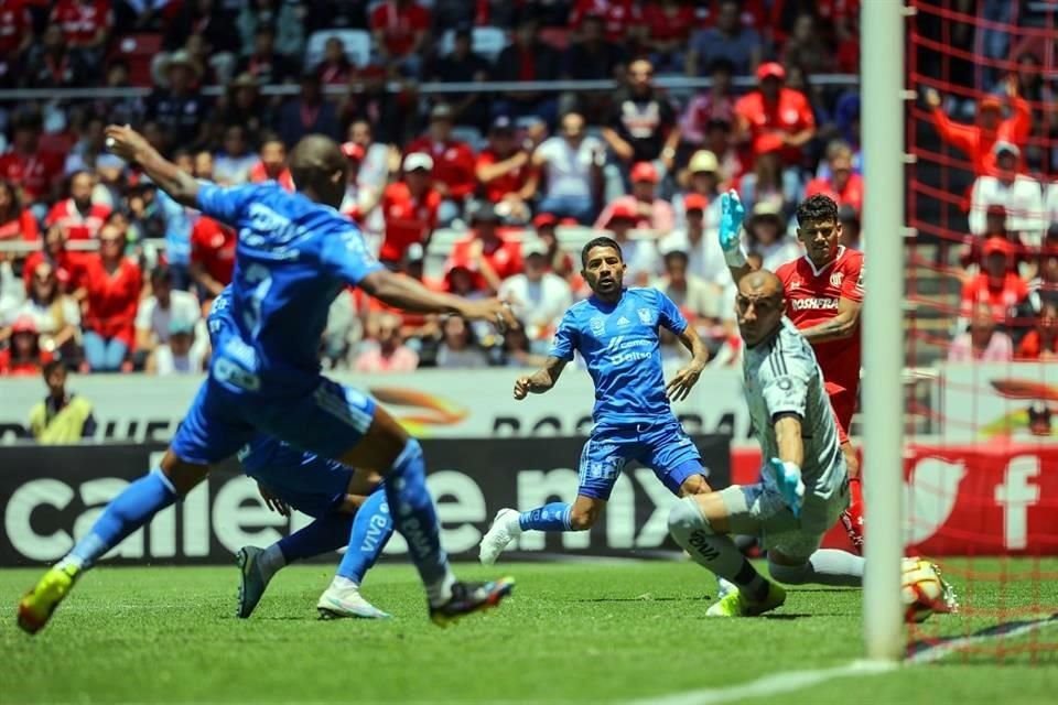 Instantes antes del autogol de Lichnovsky.