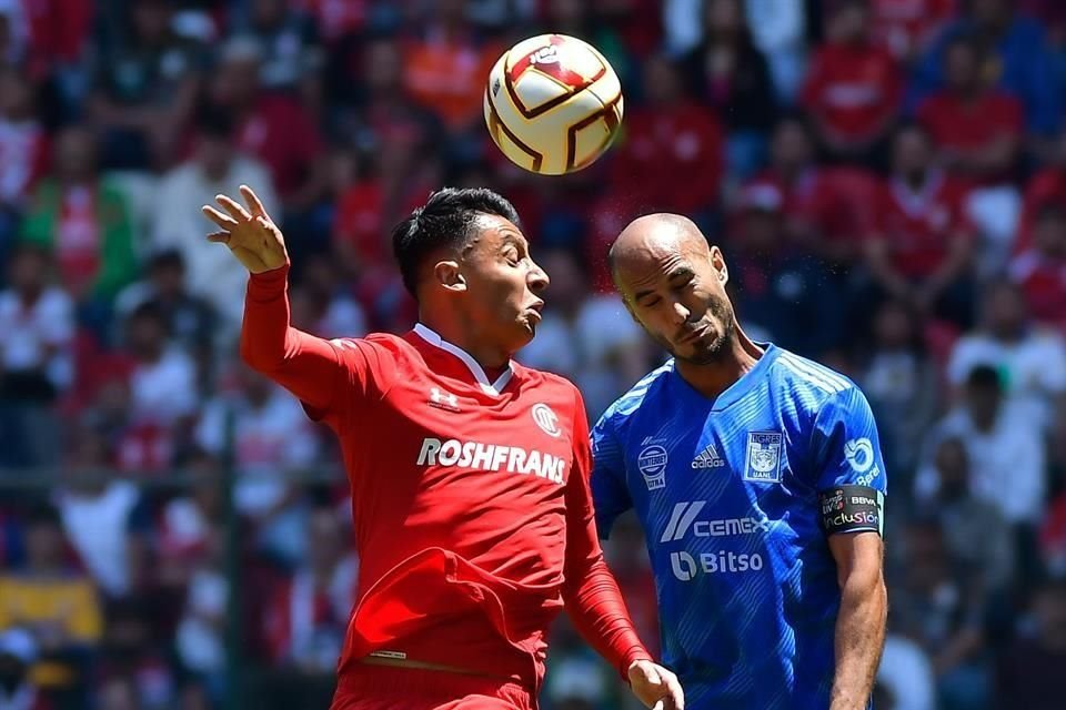 Edgar López y Guido Pizarro pelean por el esférico en las alturas.