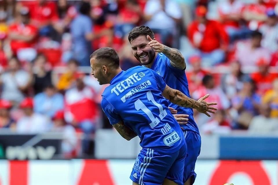 El 'Diente' López le pidió a Gignac cobrar él el penal y, al anotarlo, así lo felicitó el francés.
