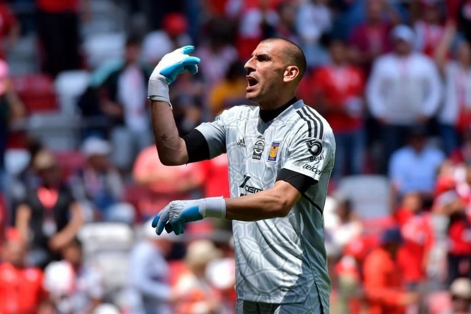 Nahuel Guzmán se la pasó retando a la afición del Toluca.